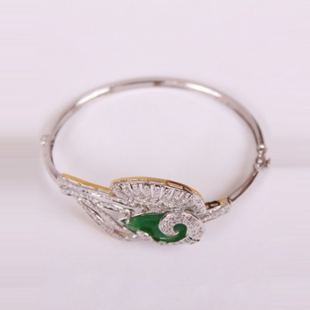 Exquisite Silver Bracelet With Green Stone