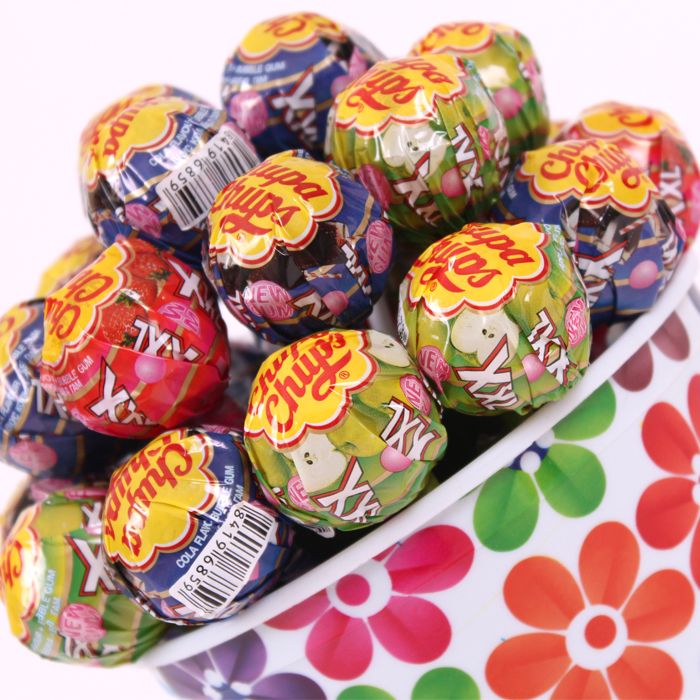 Color full chupa chups in a floral basket